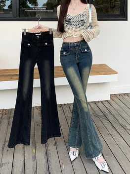בזמן אמת תמונה של רטרו חריף ילדה מיקרו התלקח ג ' ינס לנשים בסתיו 2023 עם גומי ישבן, גבוהה המותניים, ועל הרצפה dra