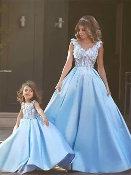 פרח כחול שמלת ילדה לנשים תחרה, אפליקציות V-צוואר בלי שרוולים אורך רצפת אמא ובת החלוק הנסיכה בתי Vestidos